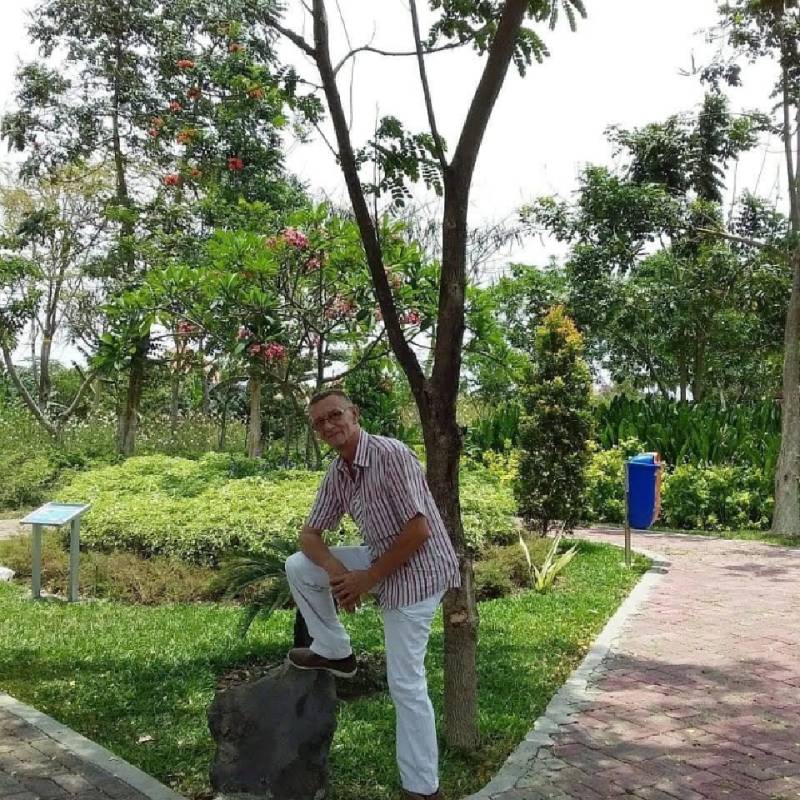 Helmut, 70, Ban Song