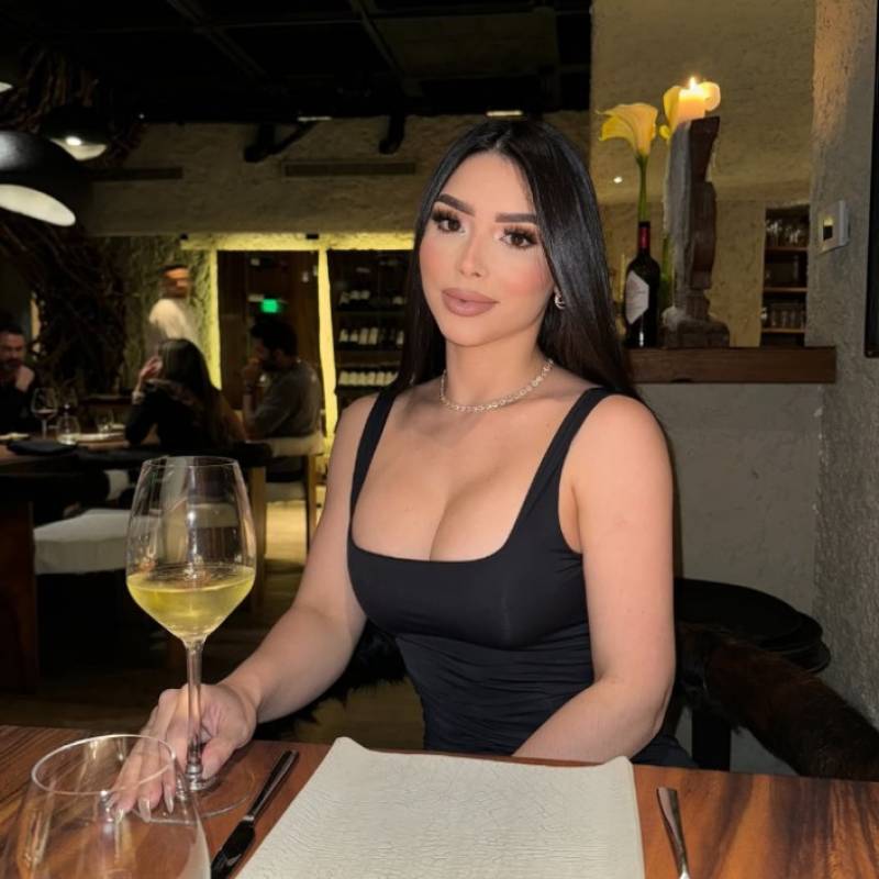 Mia, 33, Years Old