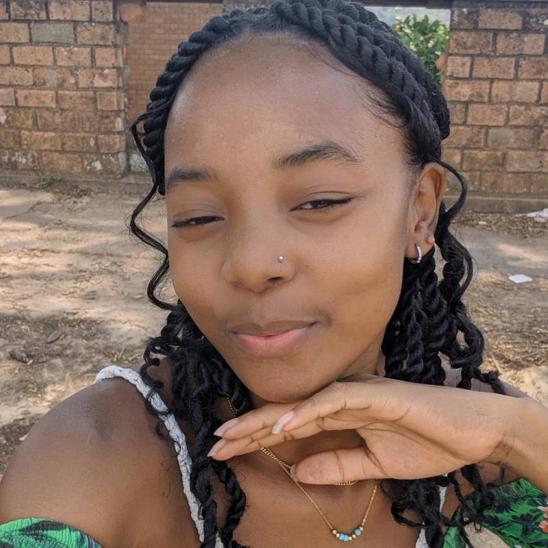 Lauriana, 21, Zimbabwe