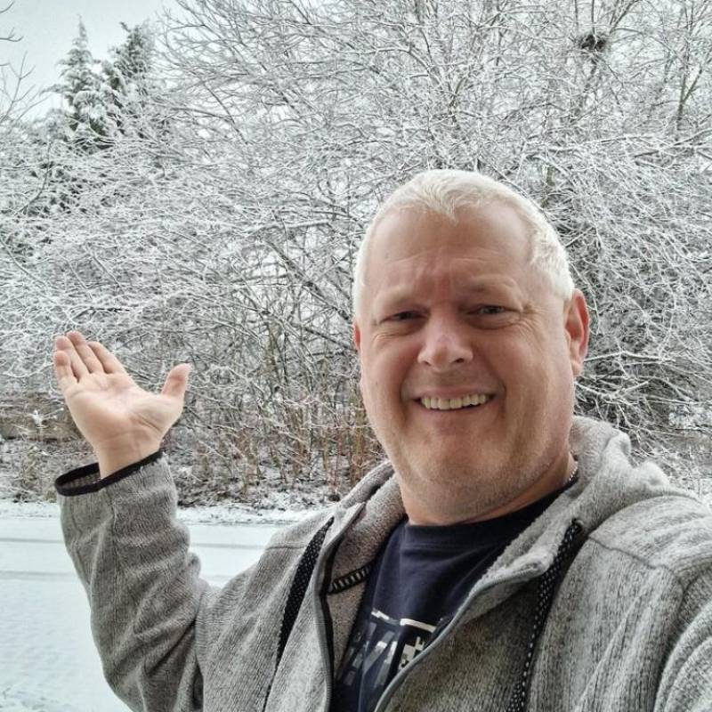 Mike, 64, P Khnh Hng