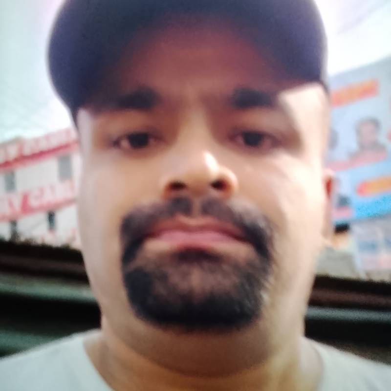 M M, 30, Siur
